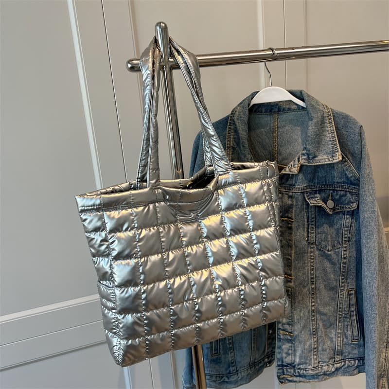 Bolsa de ombro feminina de inverno com estampa xadrez.