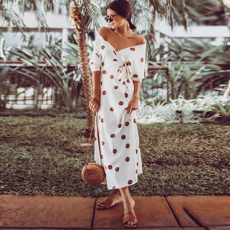 Vestido longo de manga comprida com estampa de bolinhas, decote em V e ombros à mostra. 3