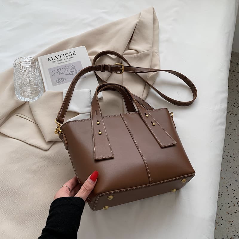 Bolsa feminina retrô com textura para o dia a dia. 4