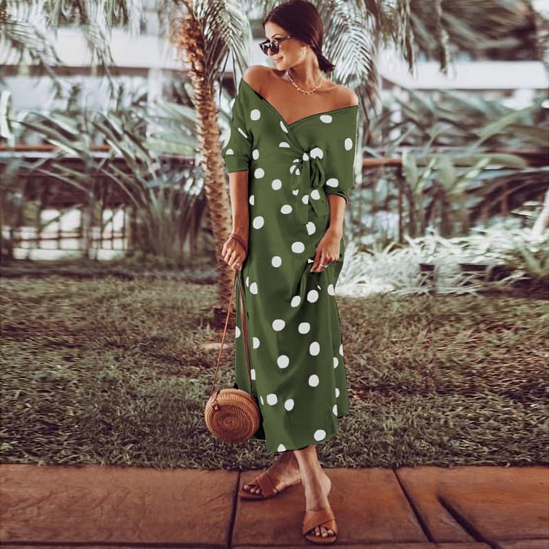 Vestido longo de manga comprida com estampa de bolinhas, decote em V e ombros à mostra. 4