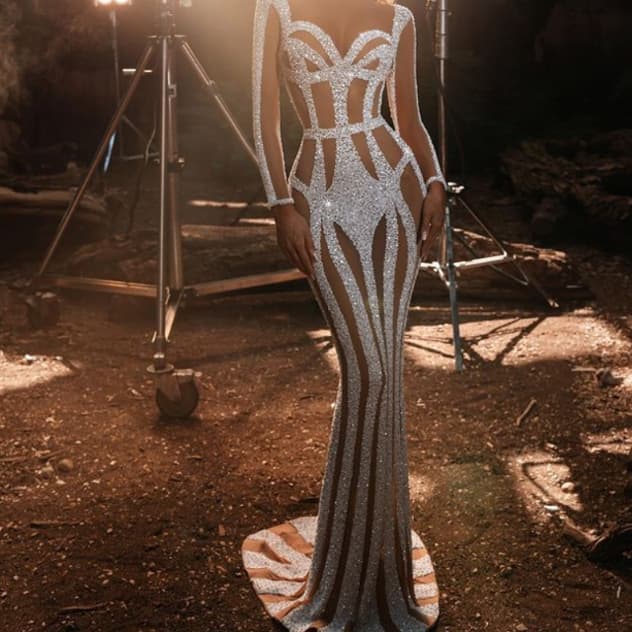 Vestido de festa feminino com detalhes dourados e modelagem sereia. 3