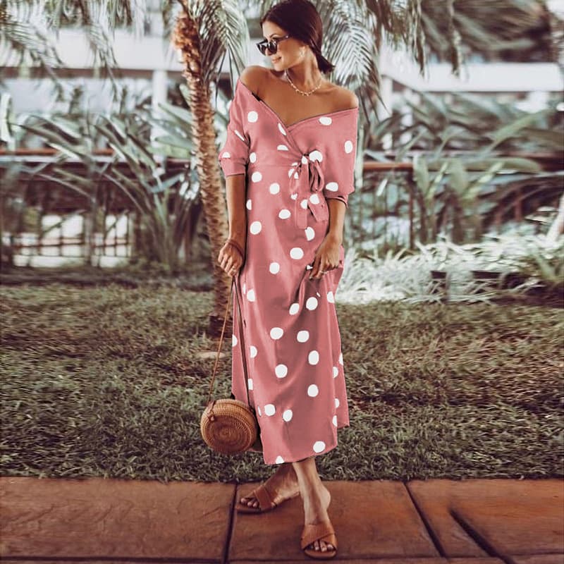 Vestido longo de manga comprida com estampa de bolinhas, decote em V e ombros à mostra. 9
