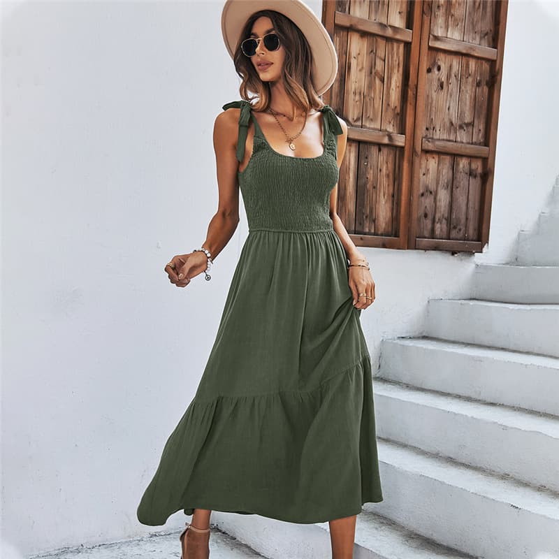 Vestido preto liso com alças finas para mulheres, ideal para o verão. 3