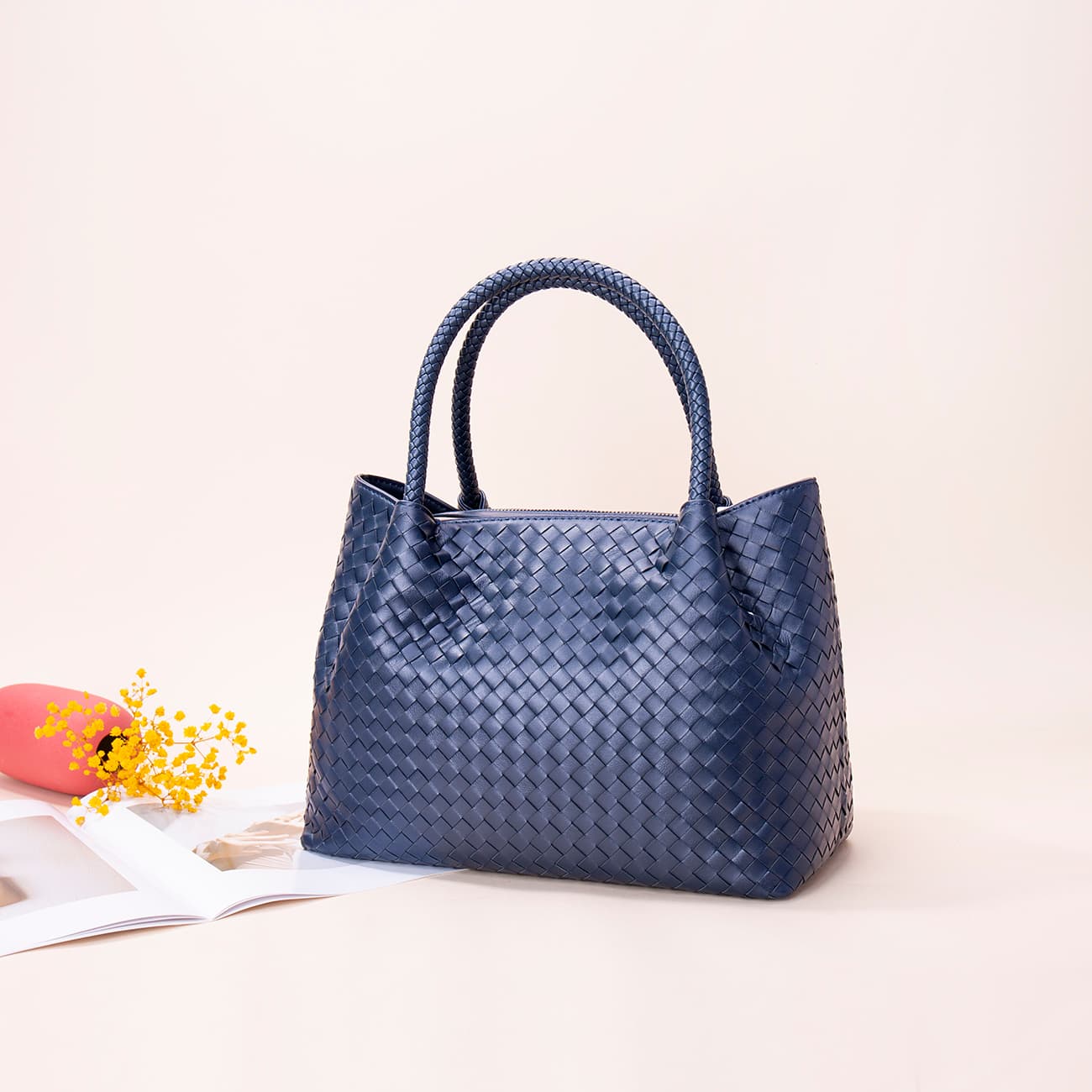 Bolsa feminina artesanal em pele de carneiro trançada. 4