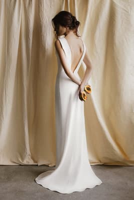 Vestido em cetim, modelo slim e elegante, com decote halter. 6