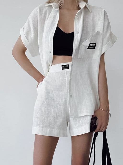Conjunto feminino casual de camisa de manga curta e shorts.
