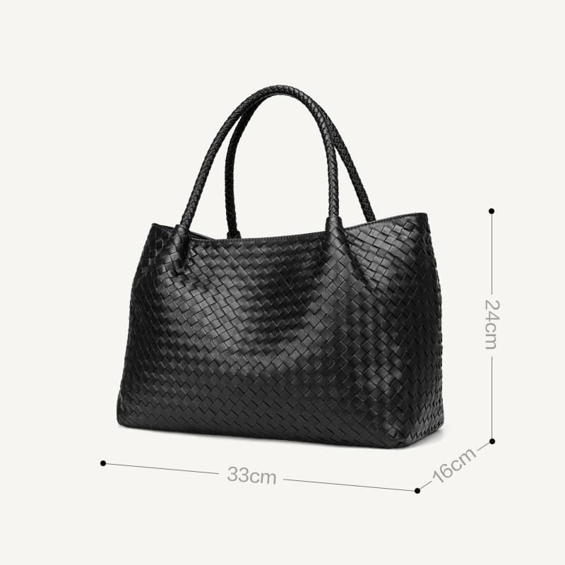 Bolsa feminina artesanal em pele de carneiro trançada.