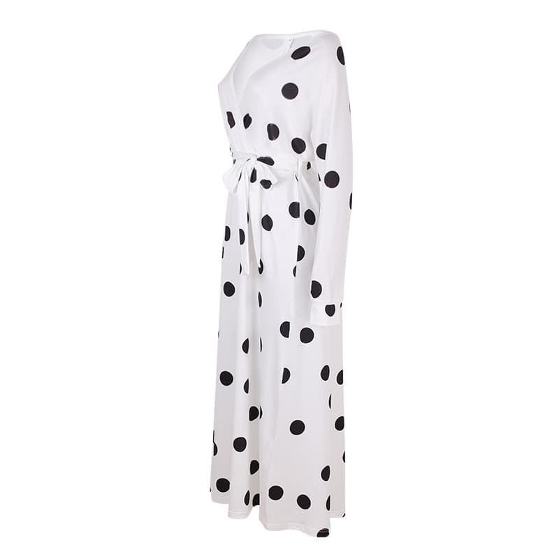 Vestido longo de manga comprida com estampa de bolinhas, decote em V e ombros à mostra. 10