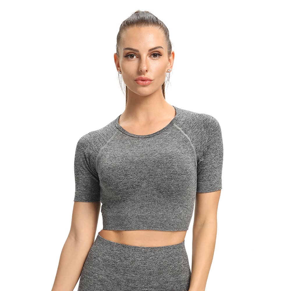 Camiseta fitness de manga curta com gola redonda e cor sólida, que absorve o suor. 7