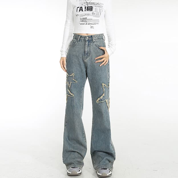 Calça jeans reta drapeada de cintura alta para a primavera, com leve boca de sino.