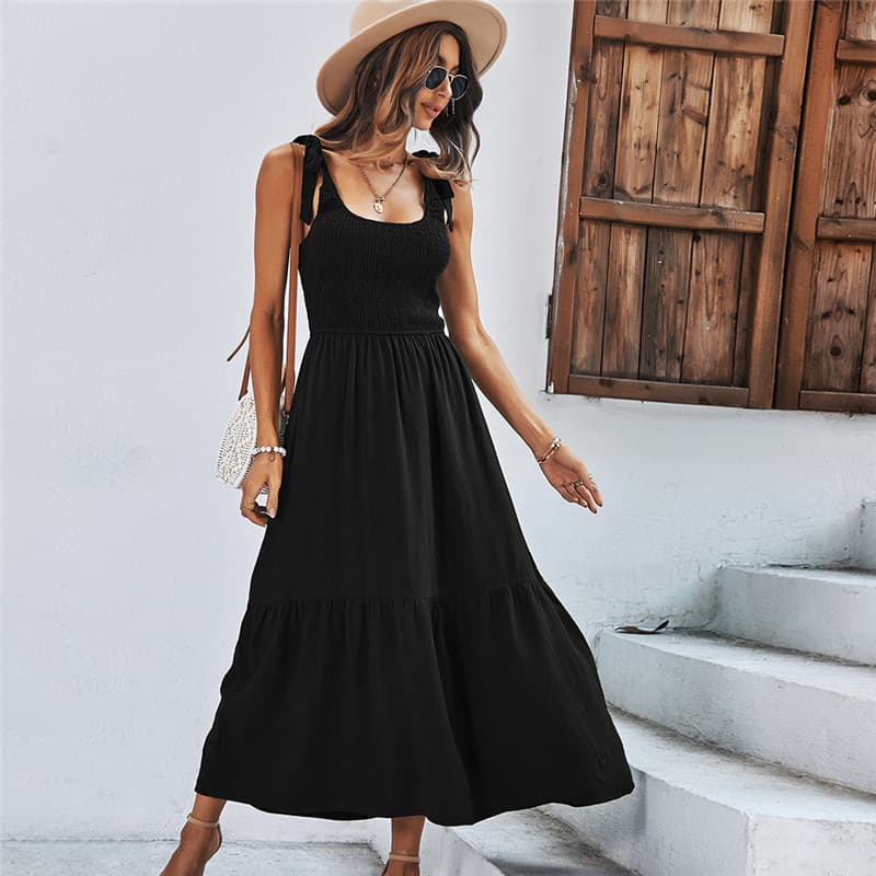 Vestido preto liso com alças finas para mulheres, ideal para o verão.