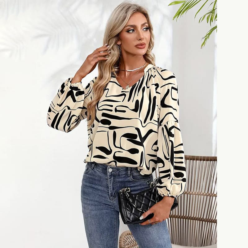 Blusa feminina folgada com estampa irregular