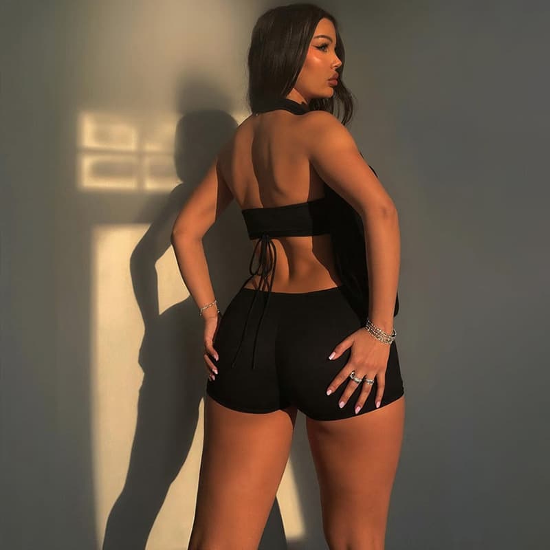 Conjunto feminino com top frente única e shorts justos. 2