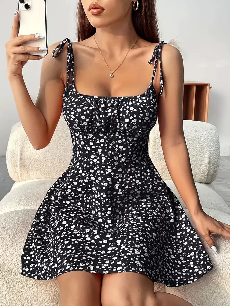 Vestido Floral De VerãO, Modelo Evasê, Com Cintura Marcada, Ideal Para O Dia A Dia. Roupa Casual Feminina Que Afina A Silhueta.