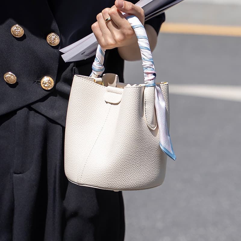 Bolsa feminina moderna, simples e com personalidade. 6