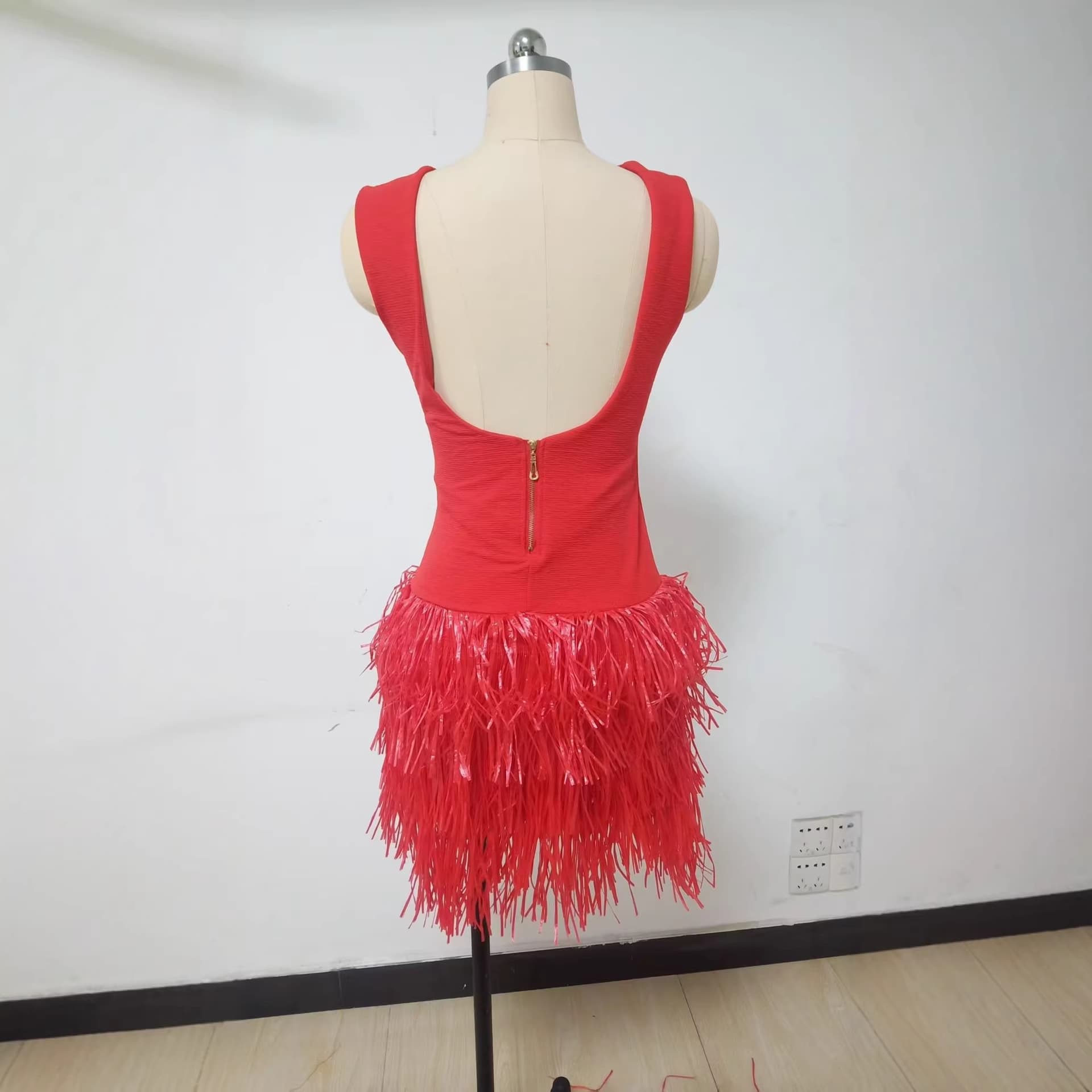 Vestido de festa elegante, sem mangas, com gola redonda e franjas nos ombros, ideal para mulheres. 2