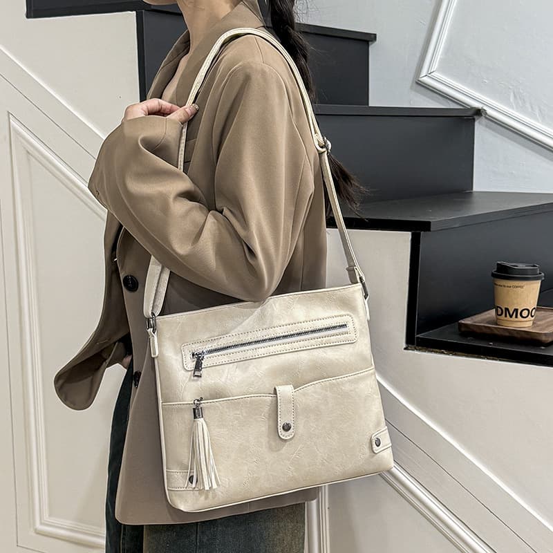 Bolsa com acessórios de franjas para mulheres 9