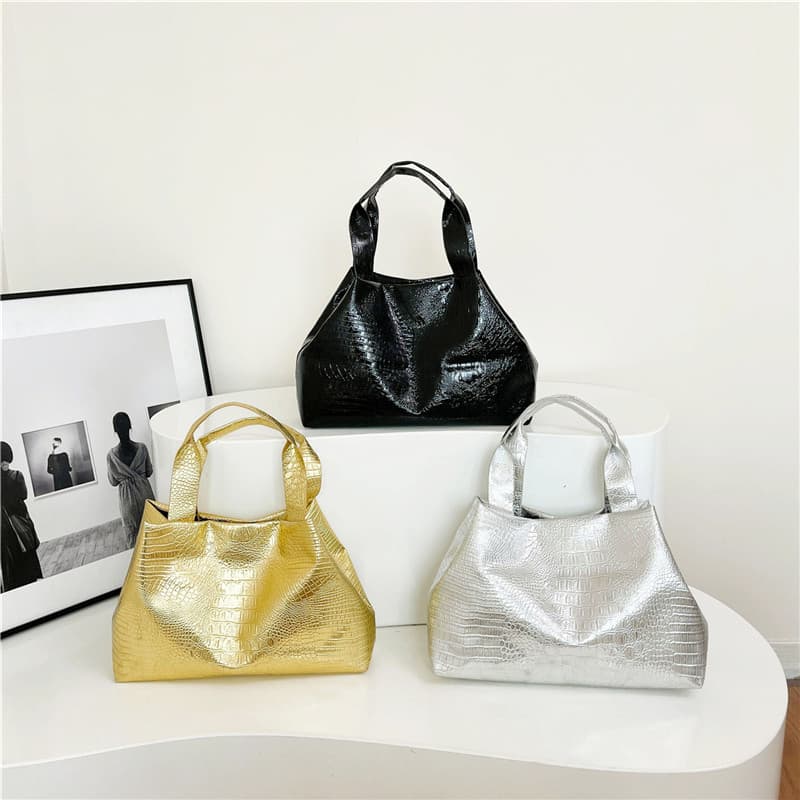 Bolsa feminina com estampa de crocodilo e textura sofisticada. 8