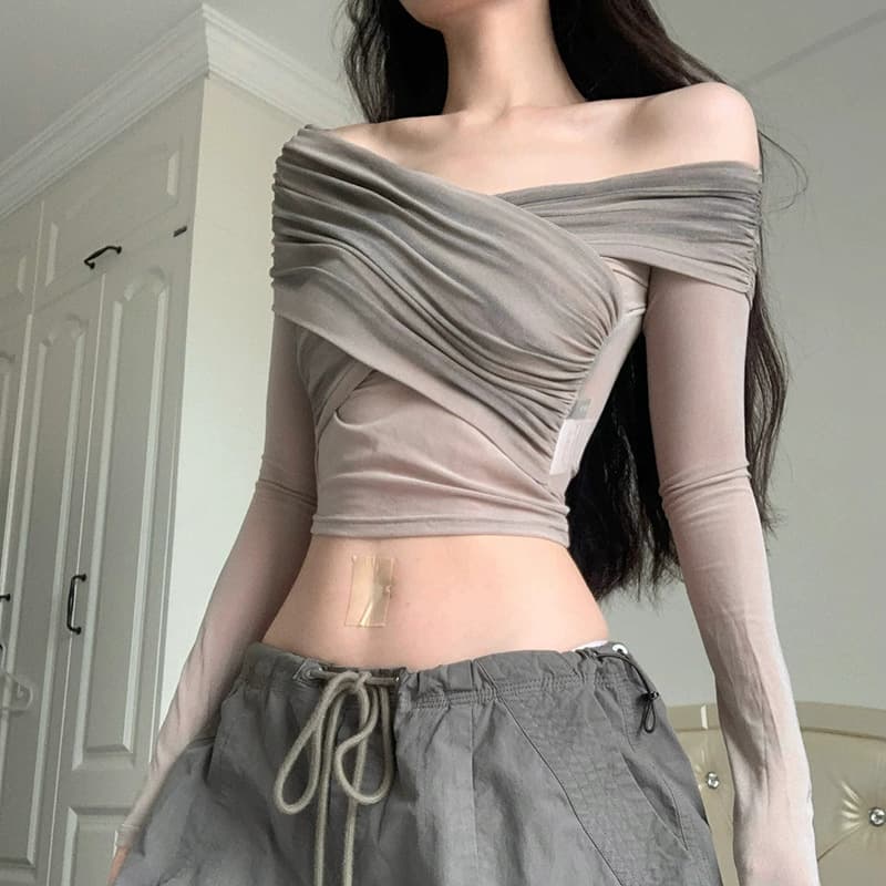 Camiseta feminina plissada de corte justo com decote ombro a ombro cruzado 6