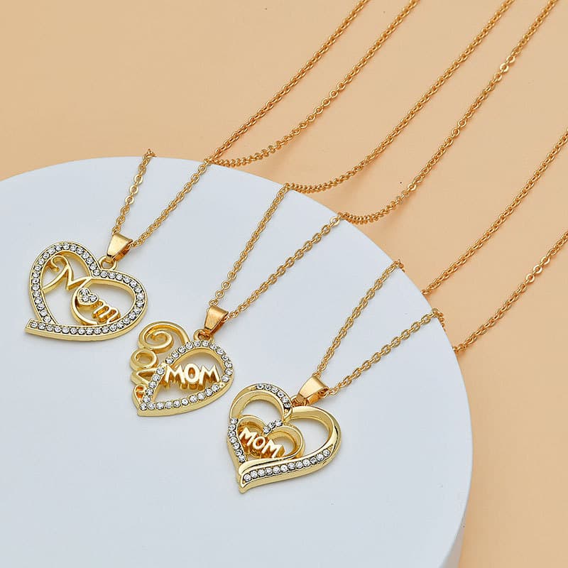 Colar com pingente em formato de coração e letra "Mãe" com diamantes, perfeito para o Dia das Mães. Joia fina, acessório