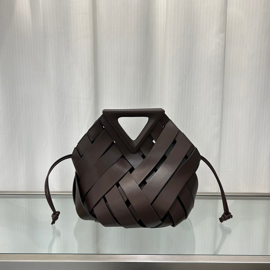 Bolsa transversal feminina com fecho magnético triangular 10