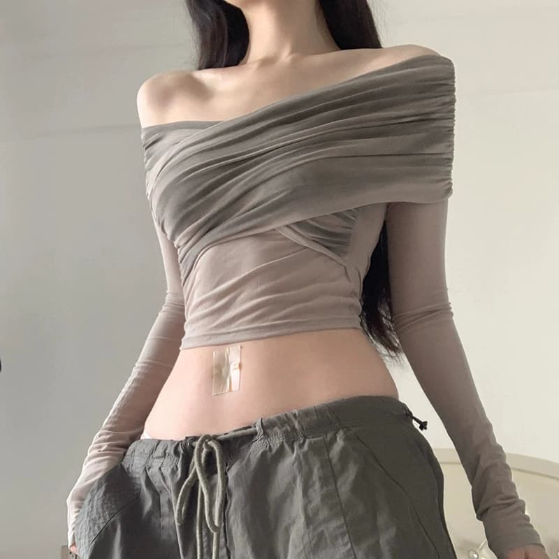 Camiseta feminina plissada de corte justo com decote ombro a ombro cruzado