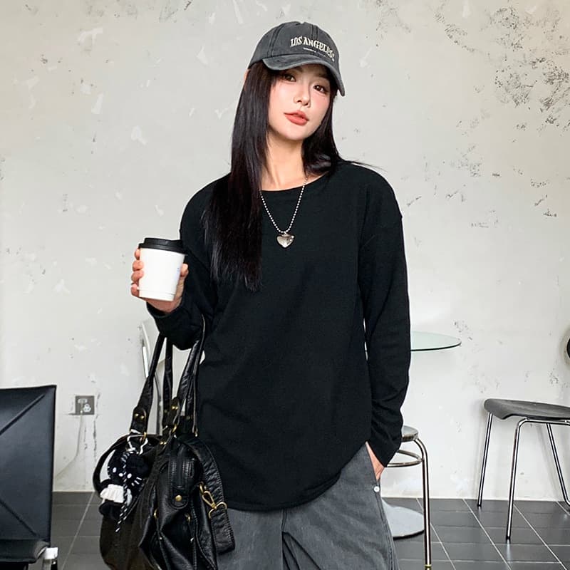 Blusa plus size de manga comprida com fenda curva e modelagem solta. 2