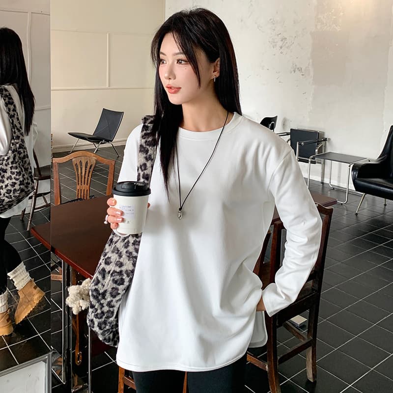 Blusa plus size de manga comprida com fenda curva e modelagem solta. 4
