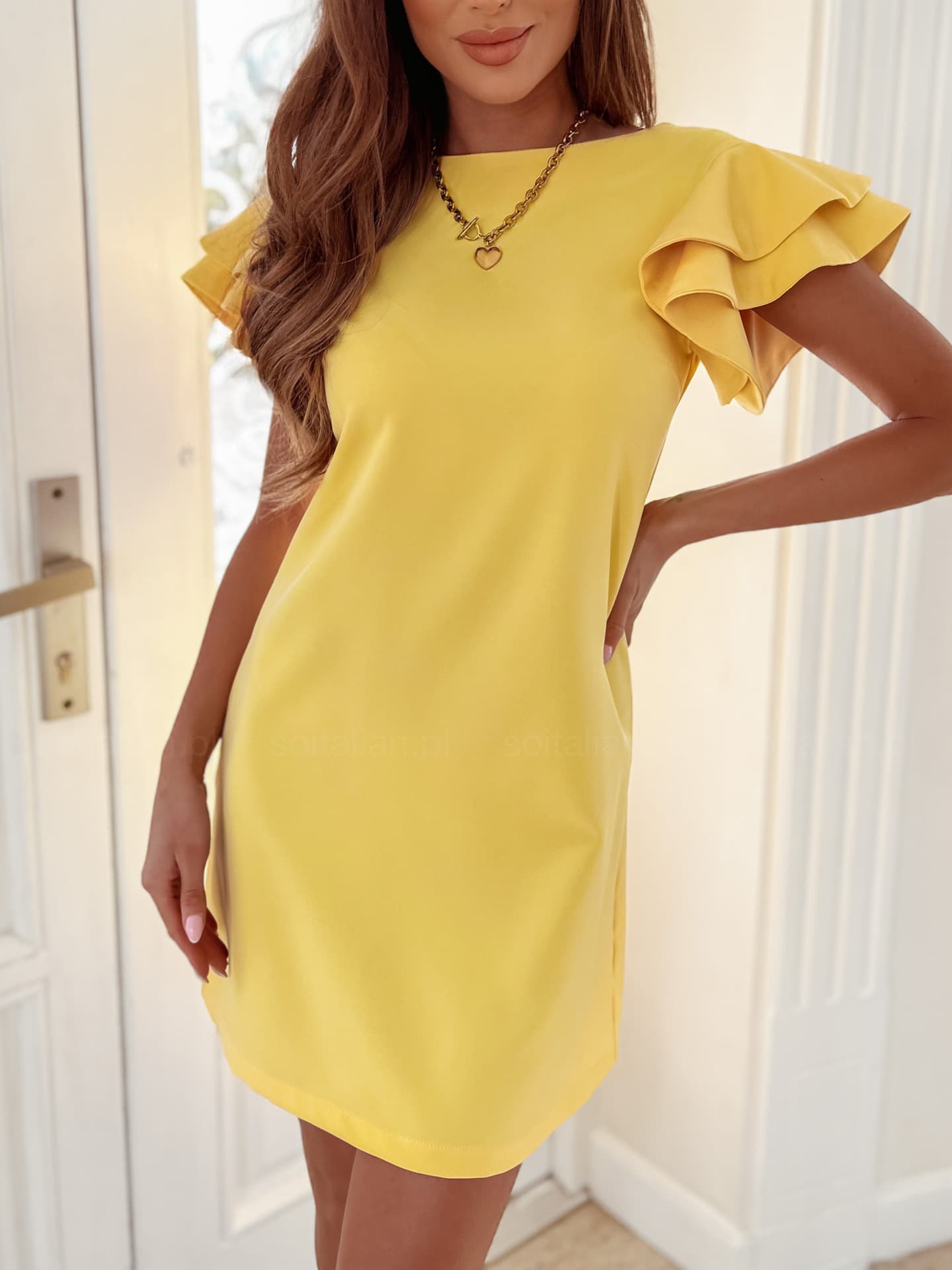 Vestido feminino de verão com mangas curtas e costas nuas, estilo simples.