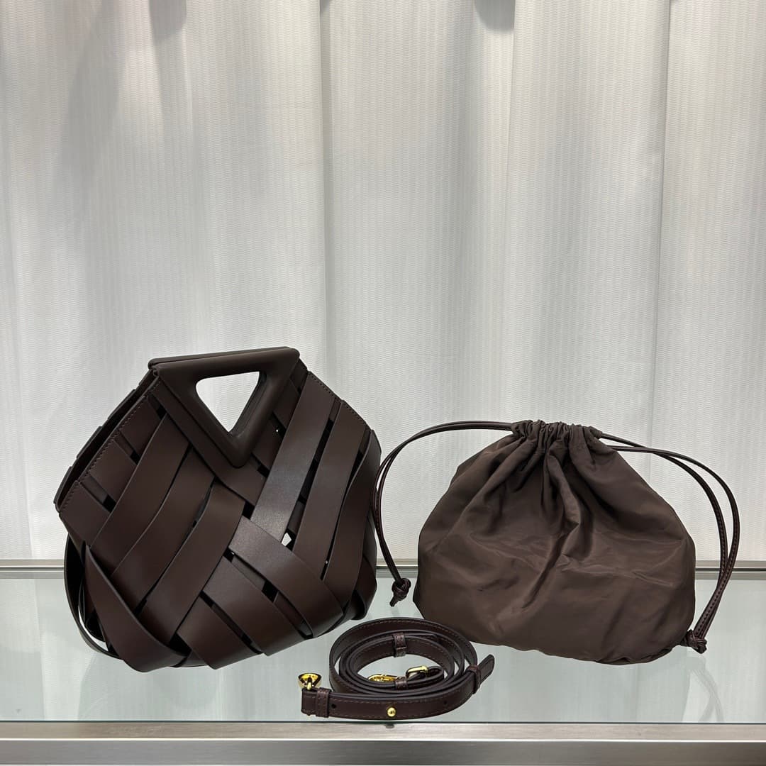 Bolsa transversal feminina com fecho magnético triangular 5