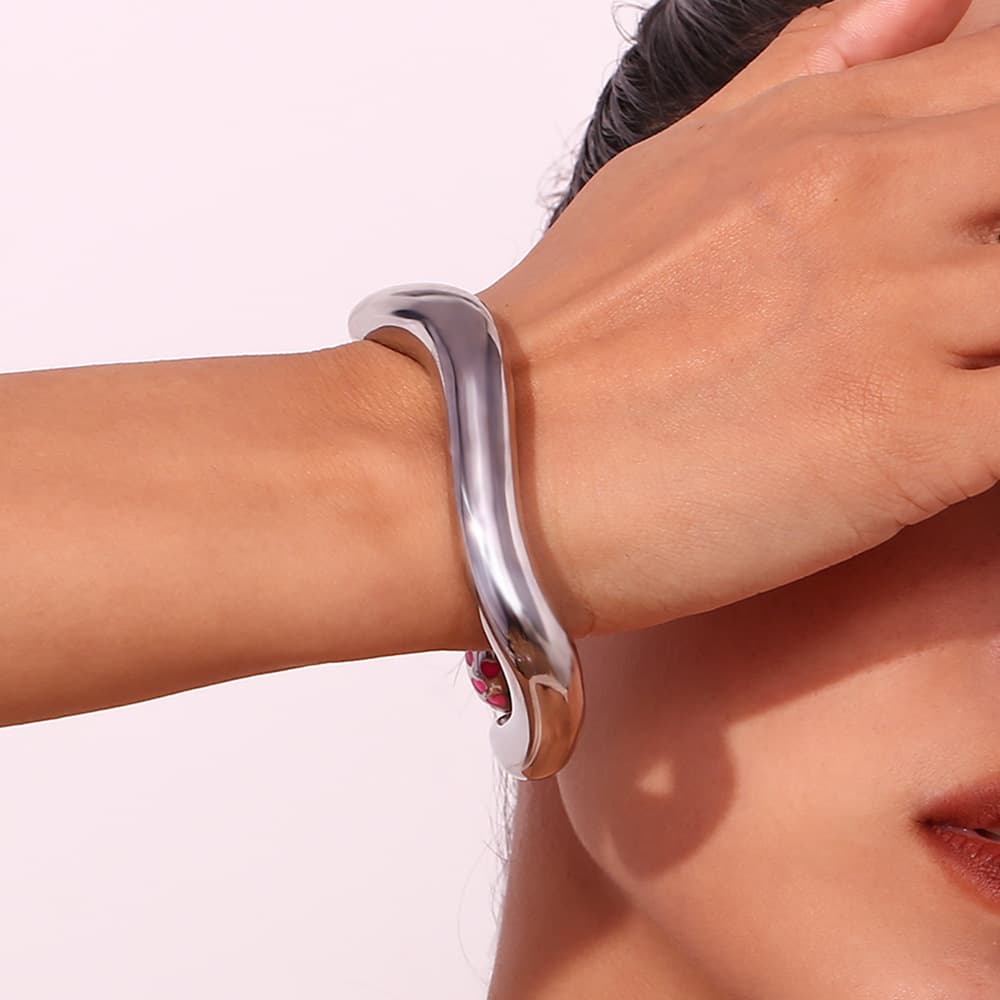Pulseira feminina personalizada com design irregular 3