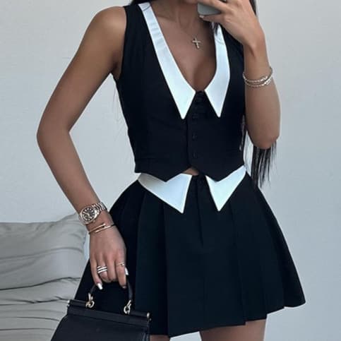 Colete com botões, blusa sem mangas e minissaia