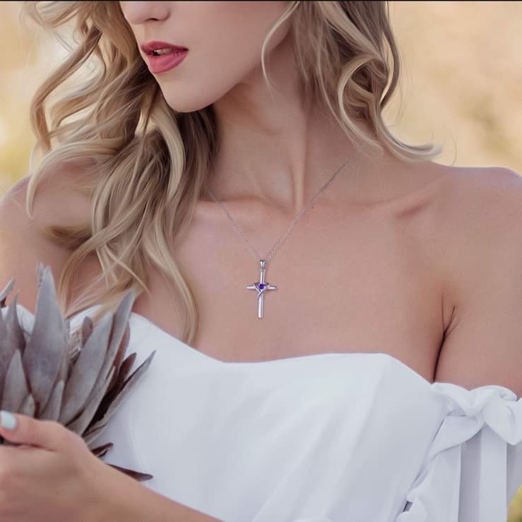 Colar Com Pingente De Cruz Em Formato De CoraçãO Cravejado De Diamantes, Perfeito Para A PáScoa.
