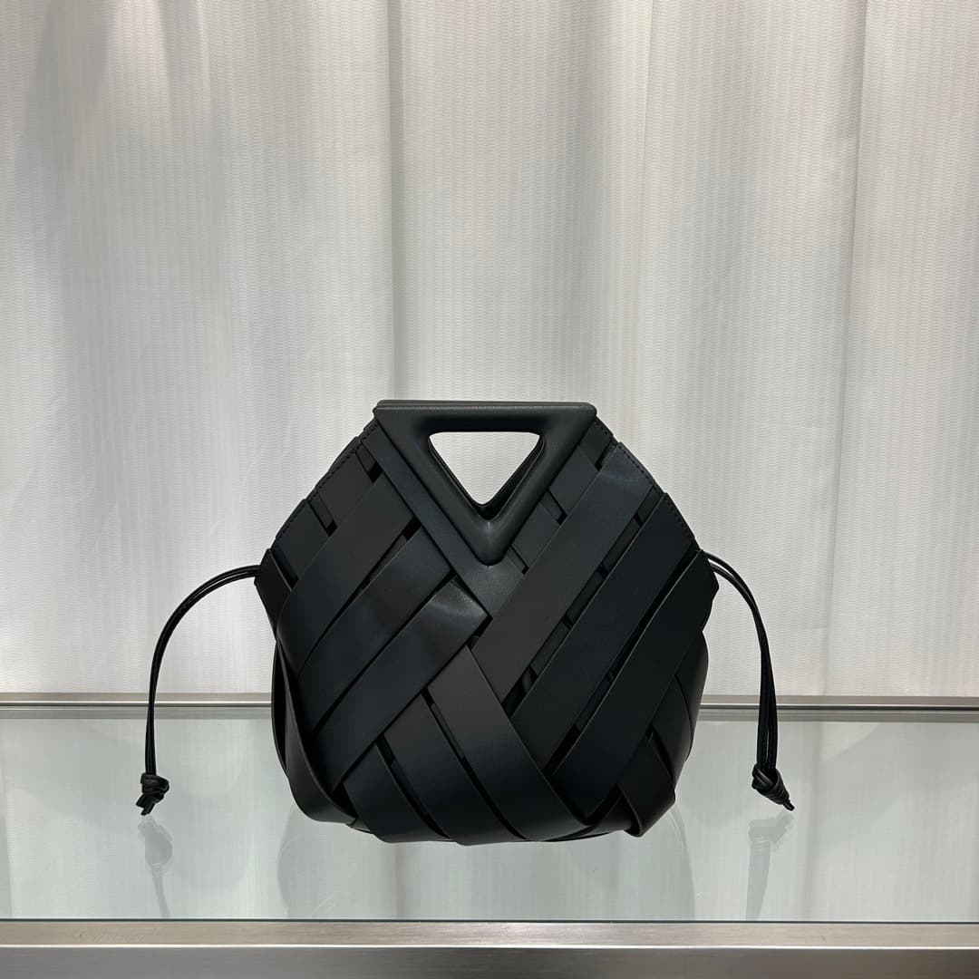 Bolsa transversal feminina com fecho magnético triangular 3