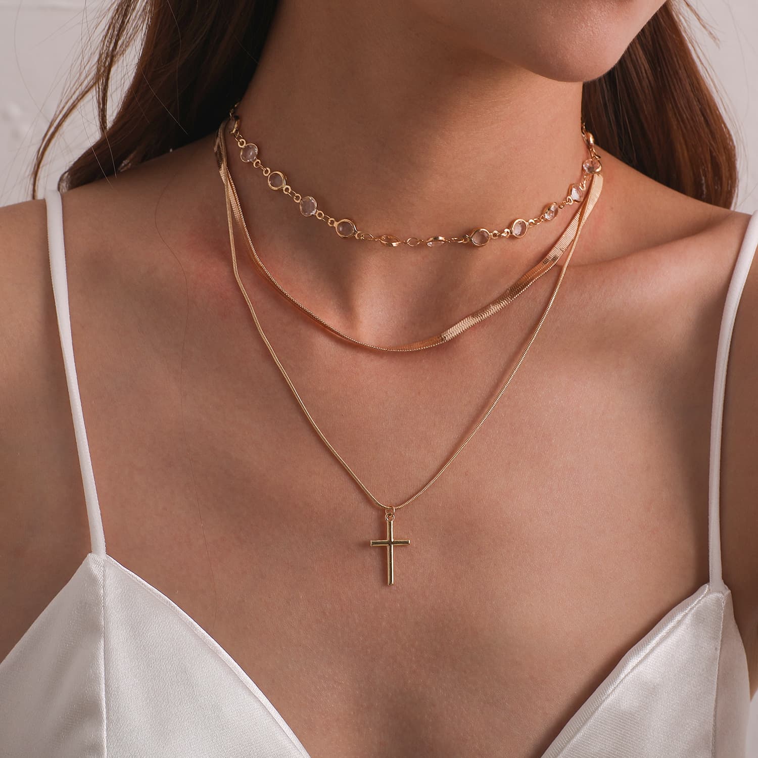 Colar feminino moderno com pingente de cruz e strass. 7