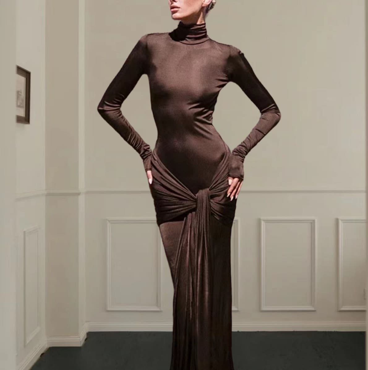 Vestido de gola alta, cor sólida, com amarração nas costas. 4