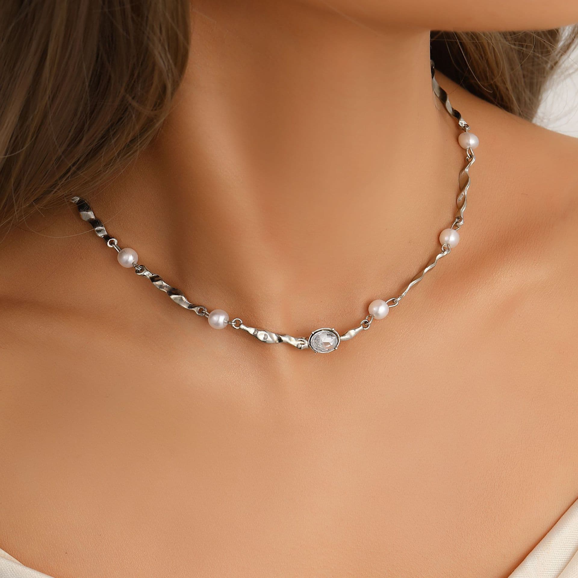 Colar feminino com design irregular
