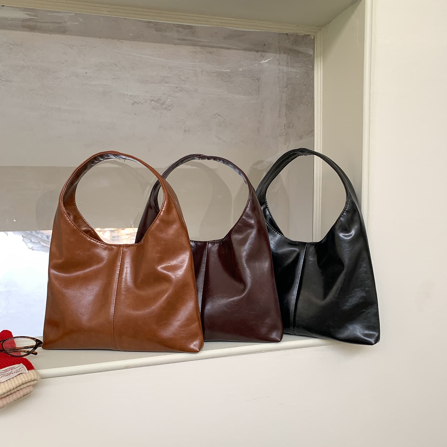 Bolsa feminina de couro macio com grande capacidade.