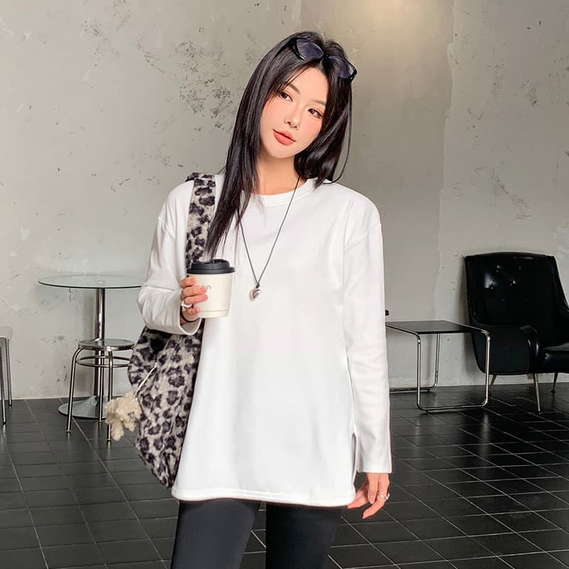 Blusa plus size de manga comprida com fenda curva e modelagem solta. 3