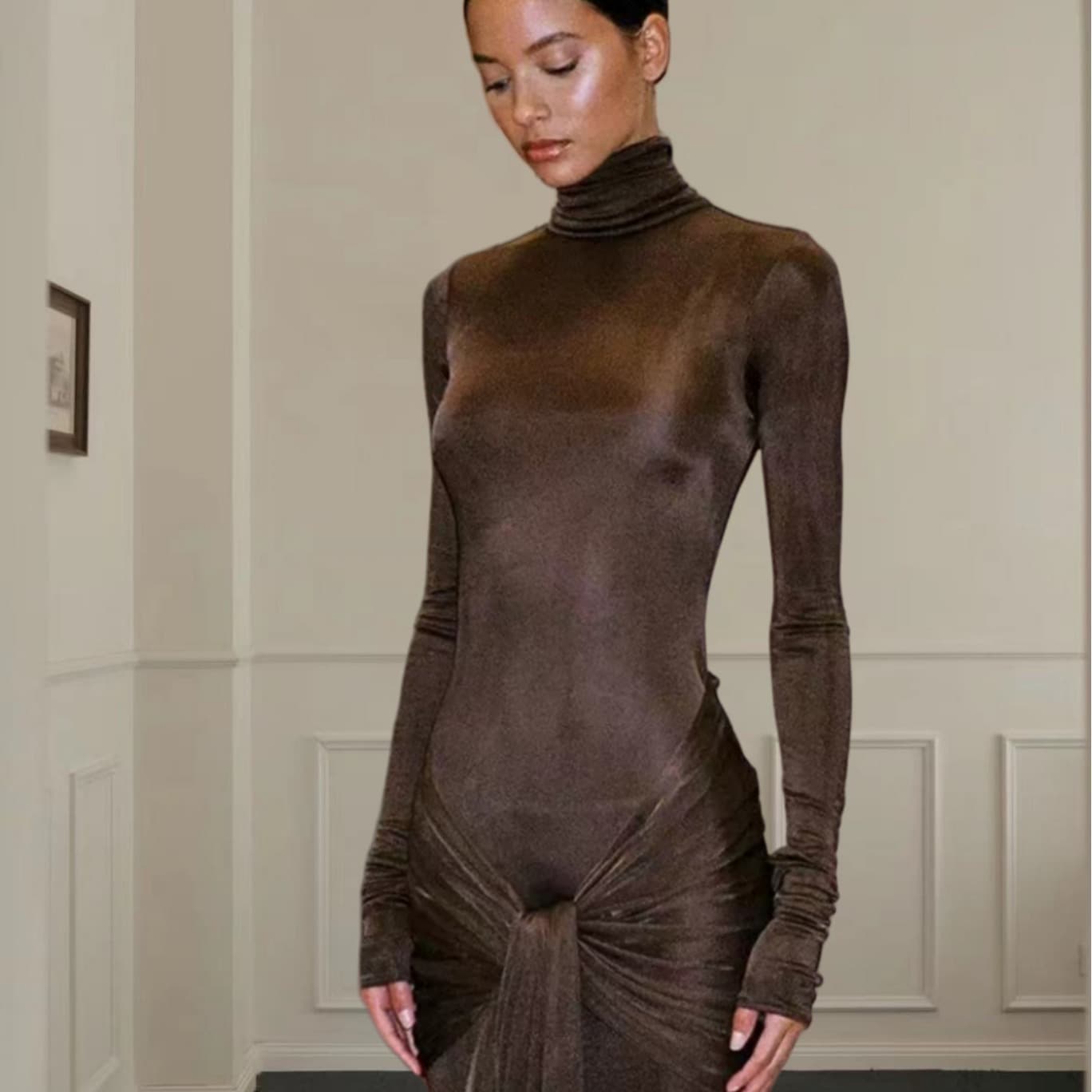 Vestido de gola alta, cor sólida, com amarração nas costas.