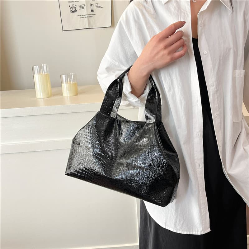 Bolsa feminina com estampa de crocodilo e textura sofisticada. 2