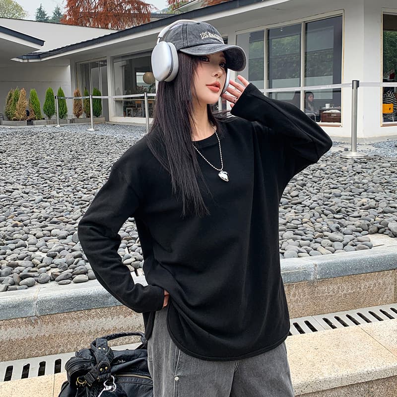 Blusa plus size de manga comprida com fenda curva e modelagem solta. 7