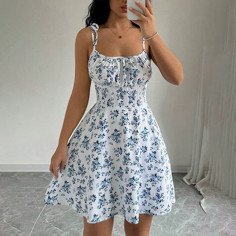 Vestido Floral De VerãO, Modelo Evasê, Com Cintura Marcada, Ideal Para O Dia A Dia. Roupa Casual Feminina Que Afina A Silhueta.