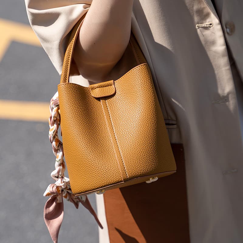 Bolsa feminina moderna, simples e com personalidade.
