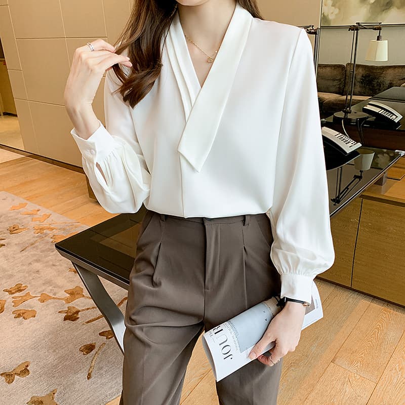 Top feminino com um toque de elegância madura.
