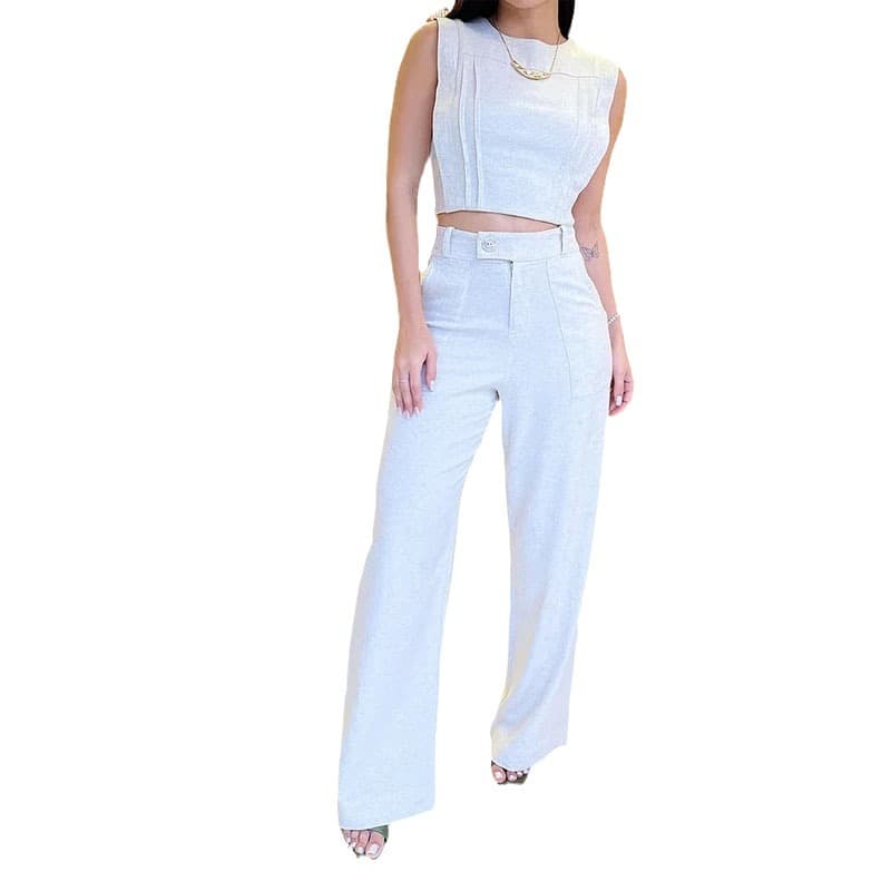 Conjunto casual com blusa curta sem mangas de gola redonda e cintura à mostra, combinada com calça. 2
