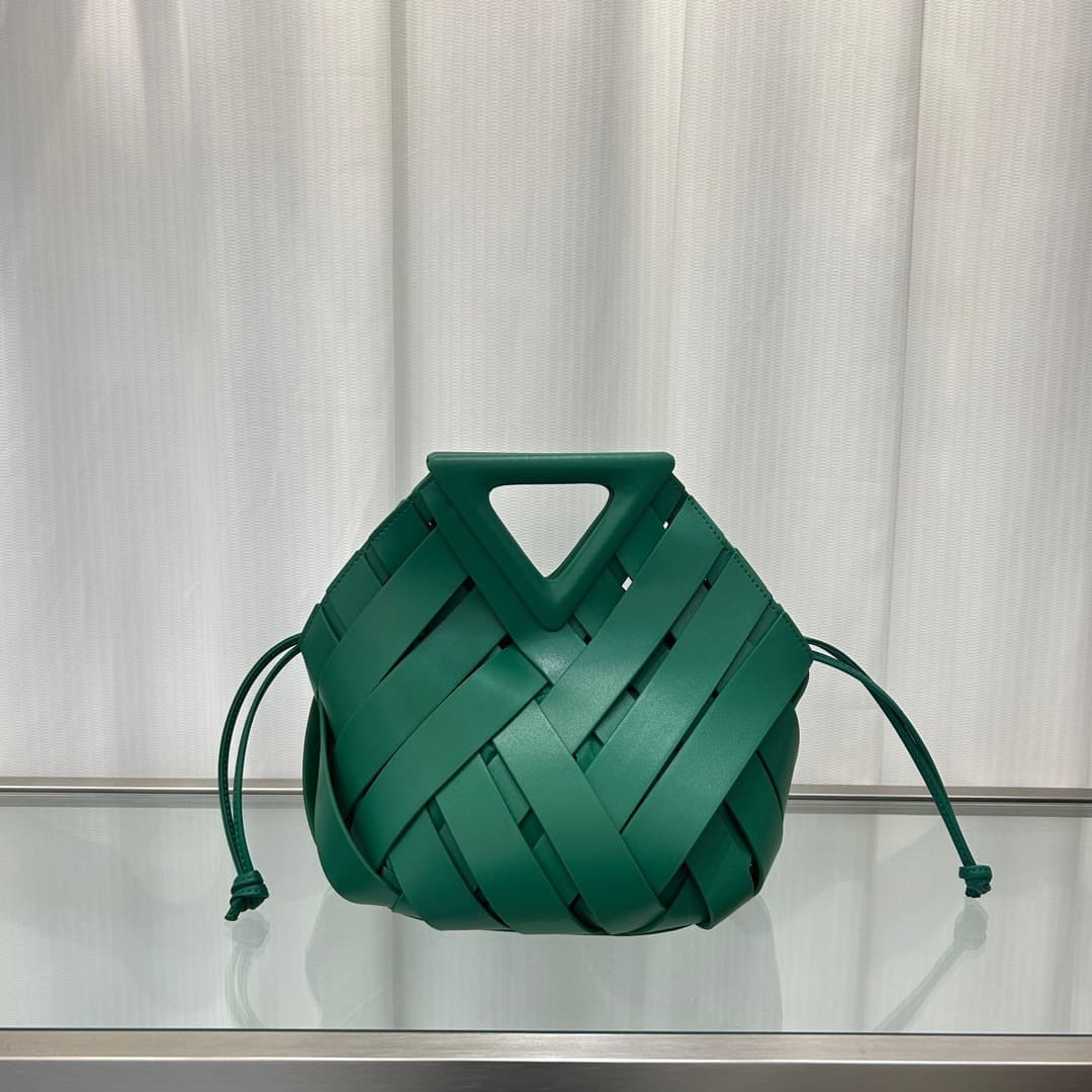 Bolsa transversal feminina com fecho magnético triangular 6
