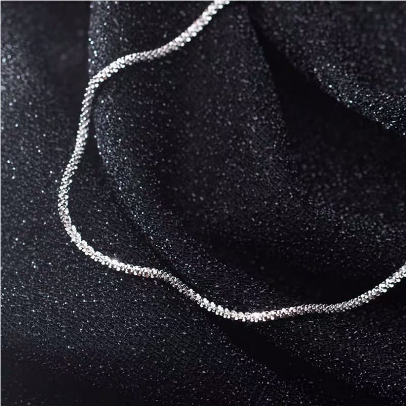 Colar feminino em prata de lei 990 com pingente de estrela.