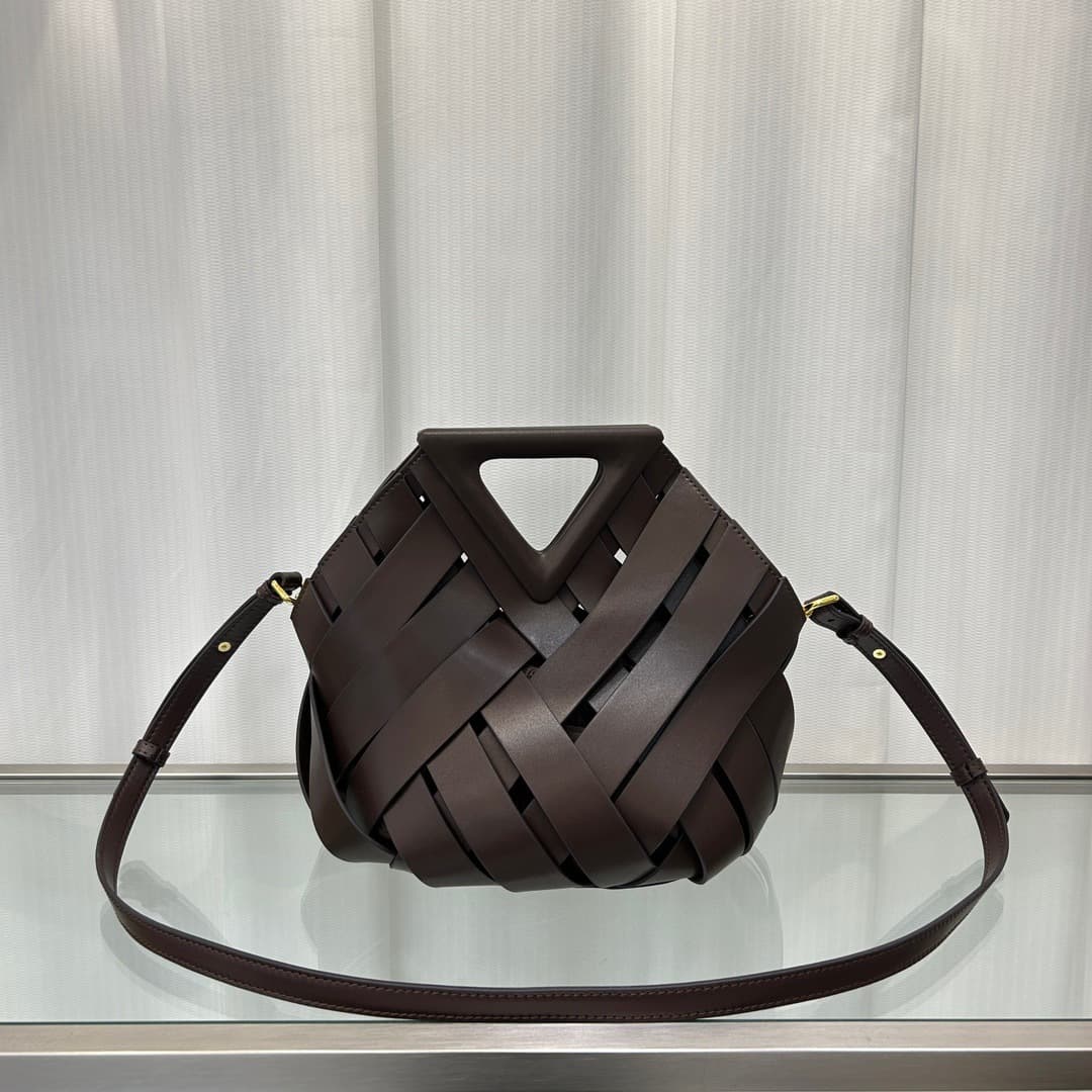 Bolsa transversal feminina com fecho magnético triangular 8