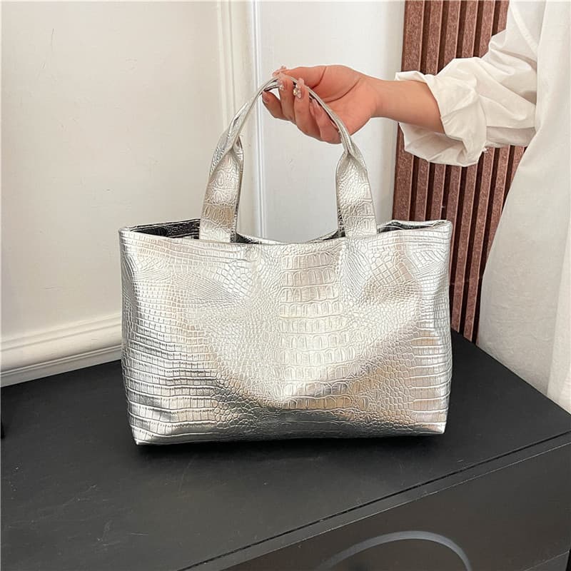 Bolsa feminina com estampa de crocodilo e textura sofisticada. 3